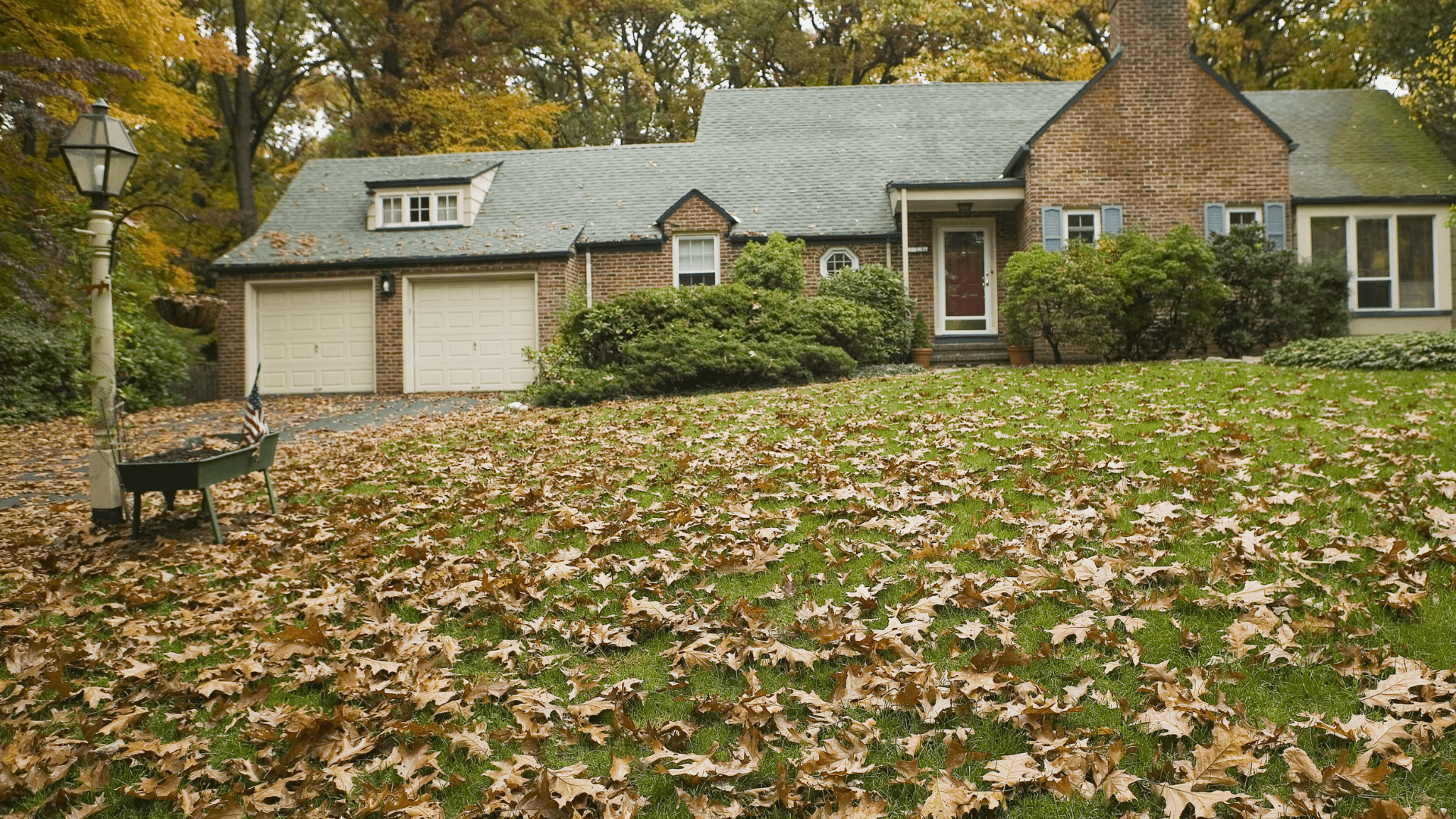 Ein Haus, umgeben von fallenden Blättern und windigen Herbststürmen.