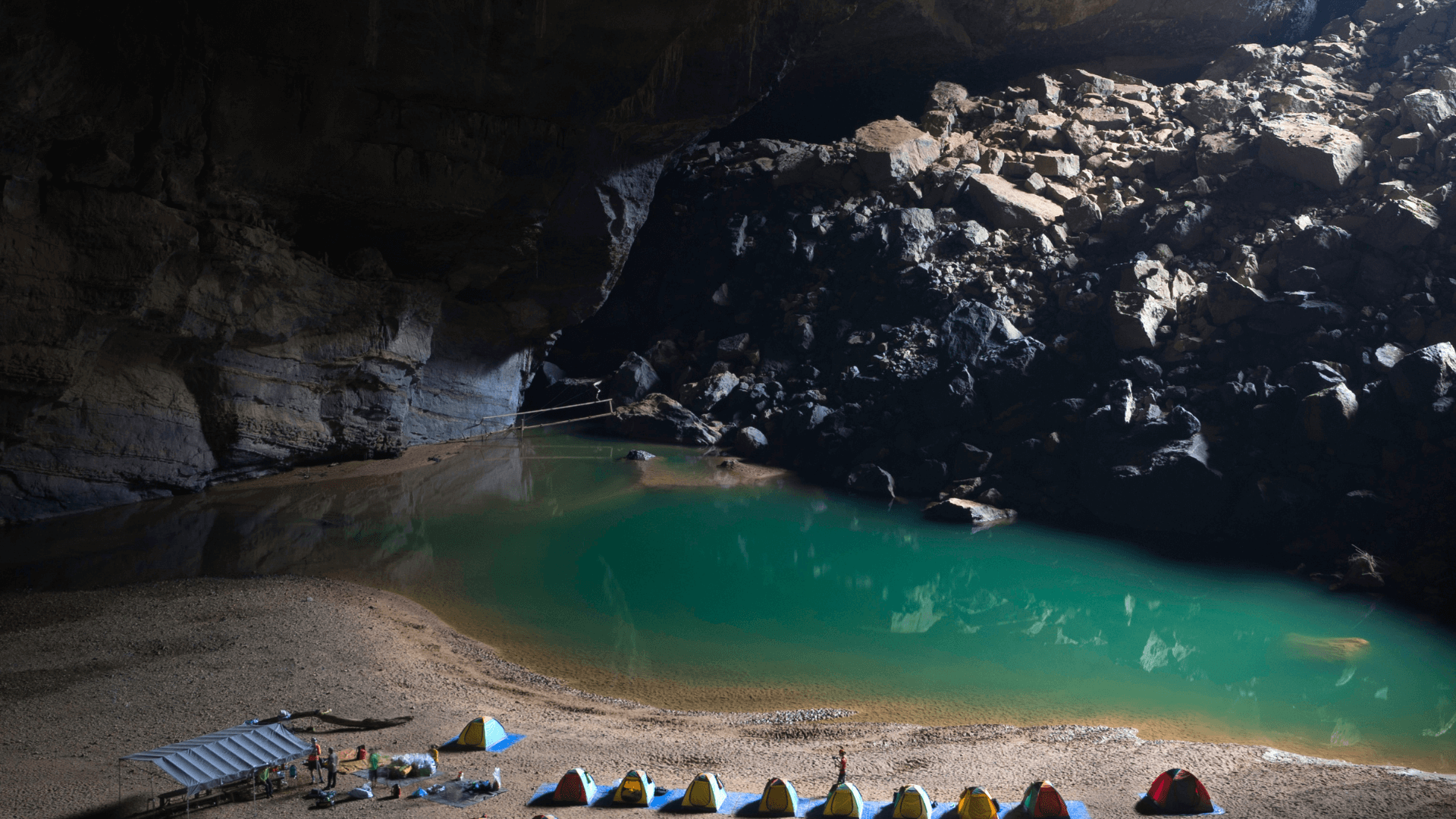 Bild einer beeindruckenden Höhlenwohnung mit natürlichen Formationen