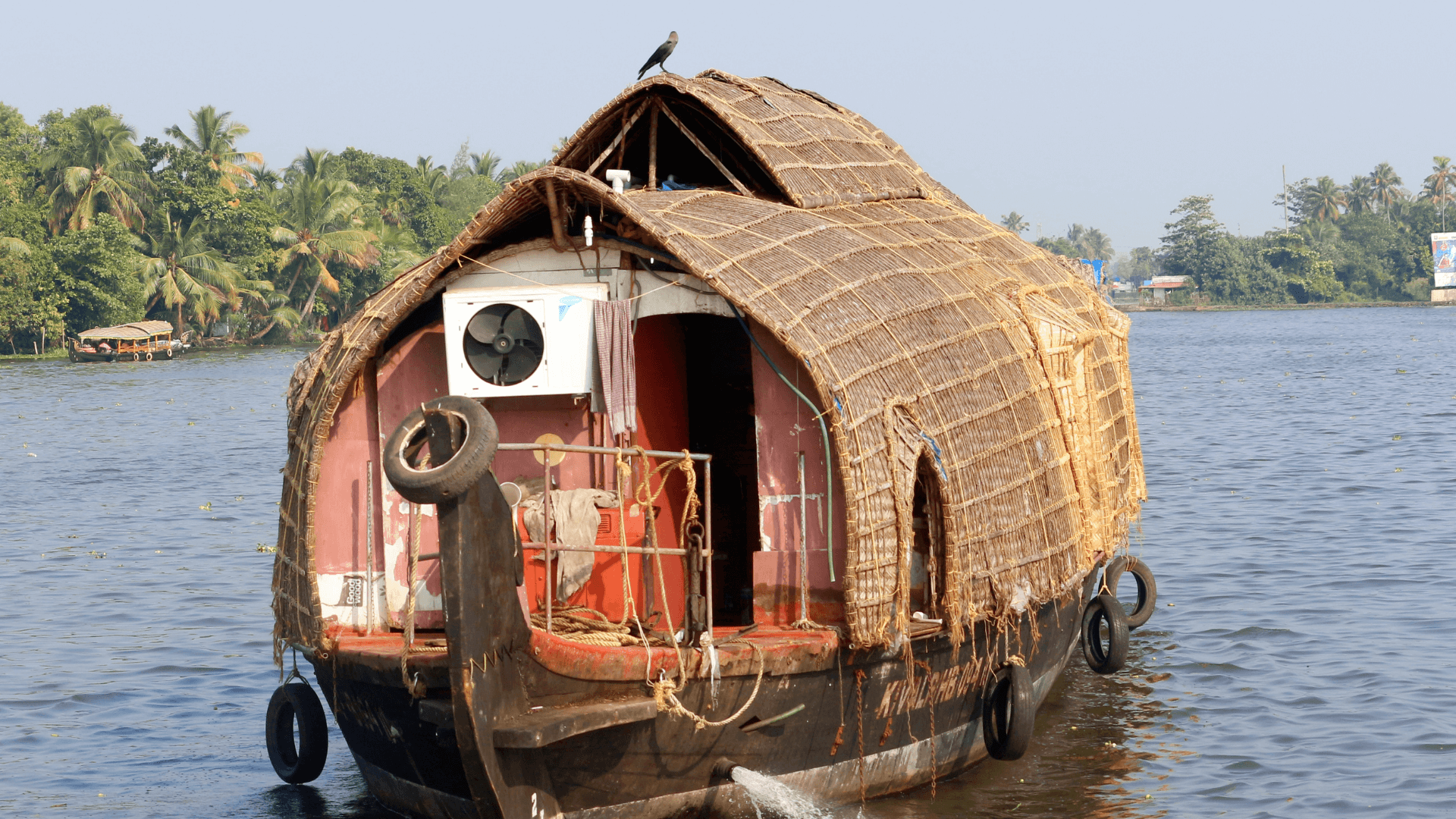 Bild eines stilvollen Hausbootes auf dem Wasser mit einer idyllischen Umgebung