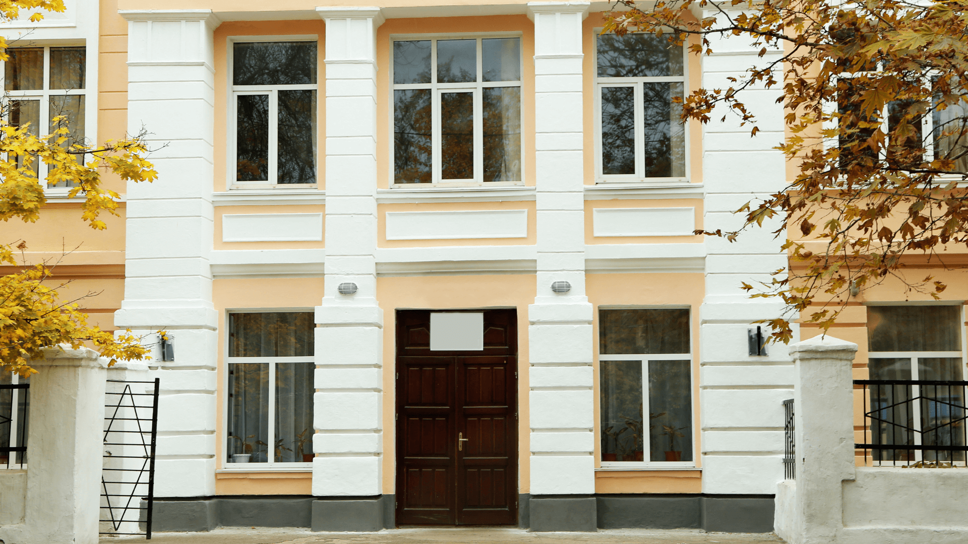 Eine Schule Weiß Lackiert neben anderen Gebäuden
