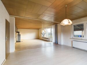 Wohnzimmer mit großer Fensterfront