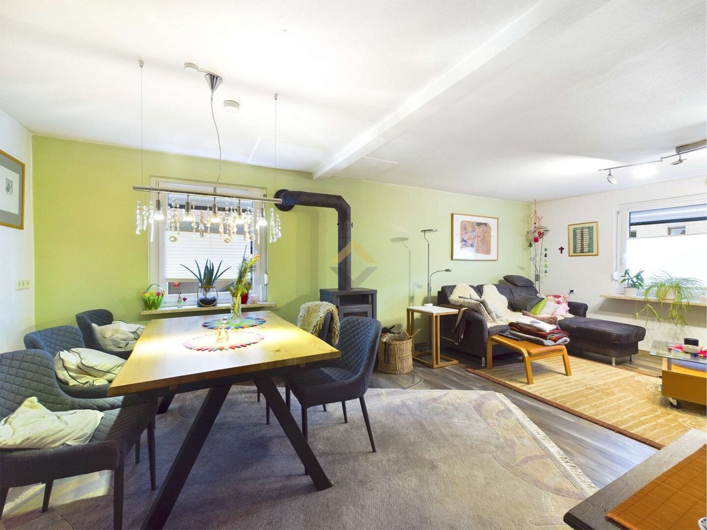 Wohnzimmer mit Essbereich und Kamin