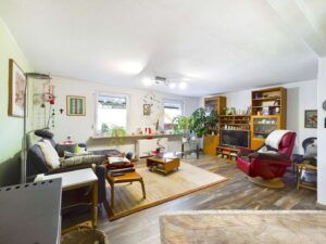 Geräumiges Wohnzimmer