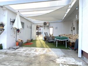 Windgeschützte Terrasse