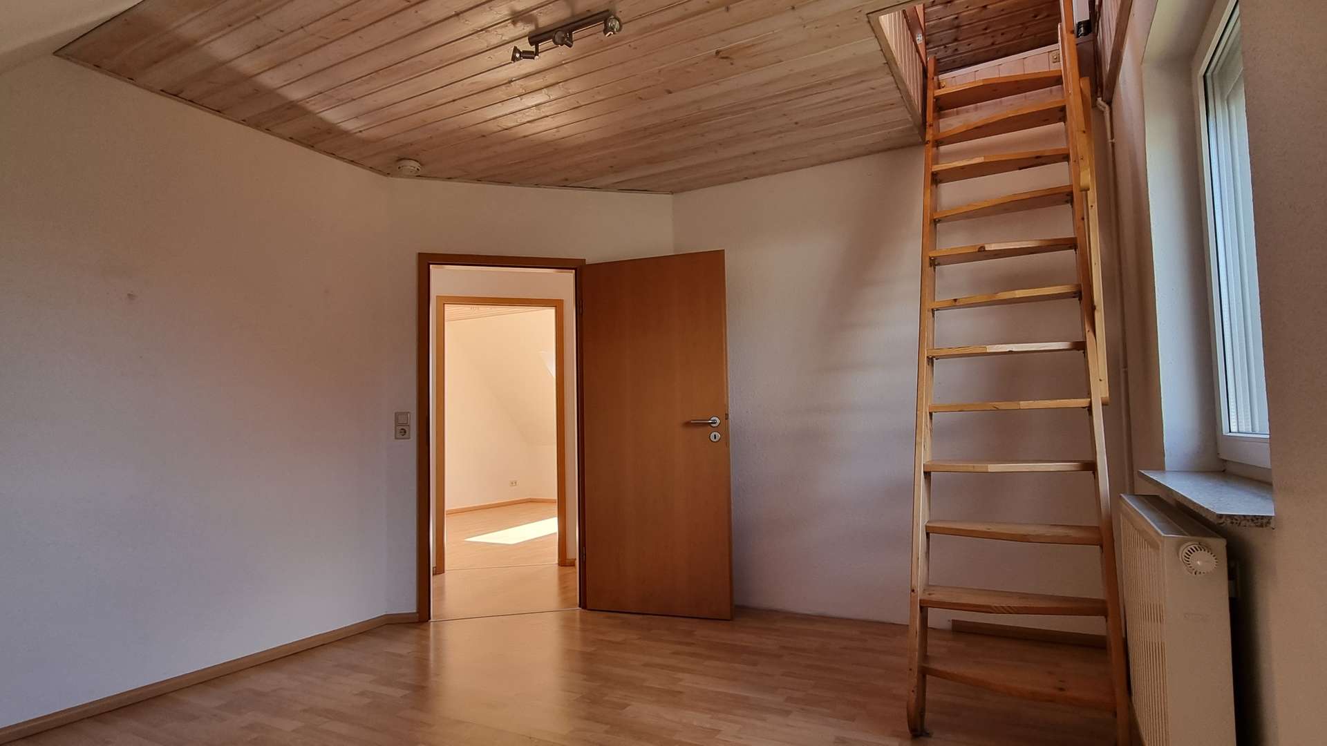 Zimmer mit Treppe