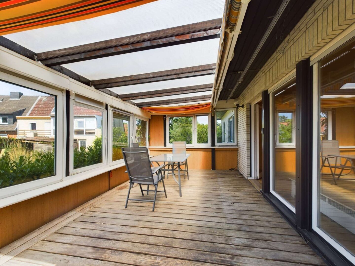 überdachte wintergartenähnliche Terrasse