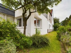Ansicht Haus / Grünstreifen