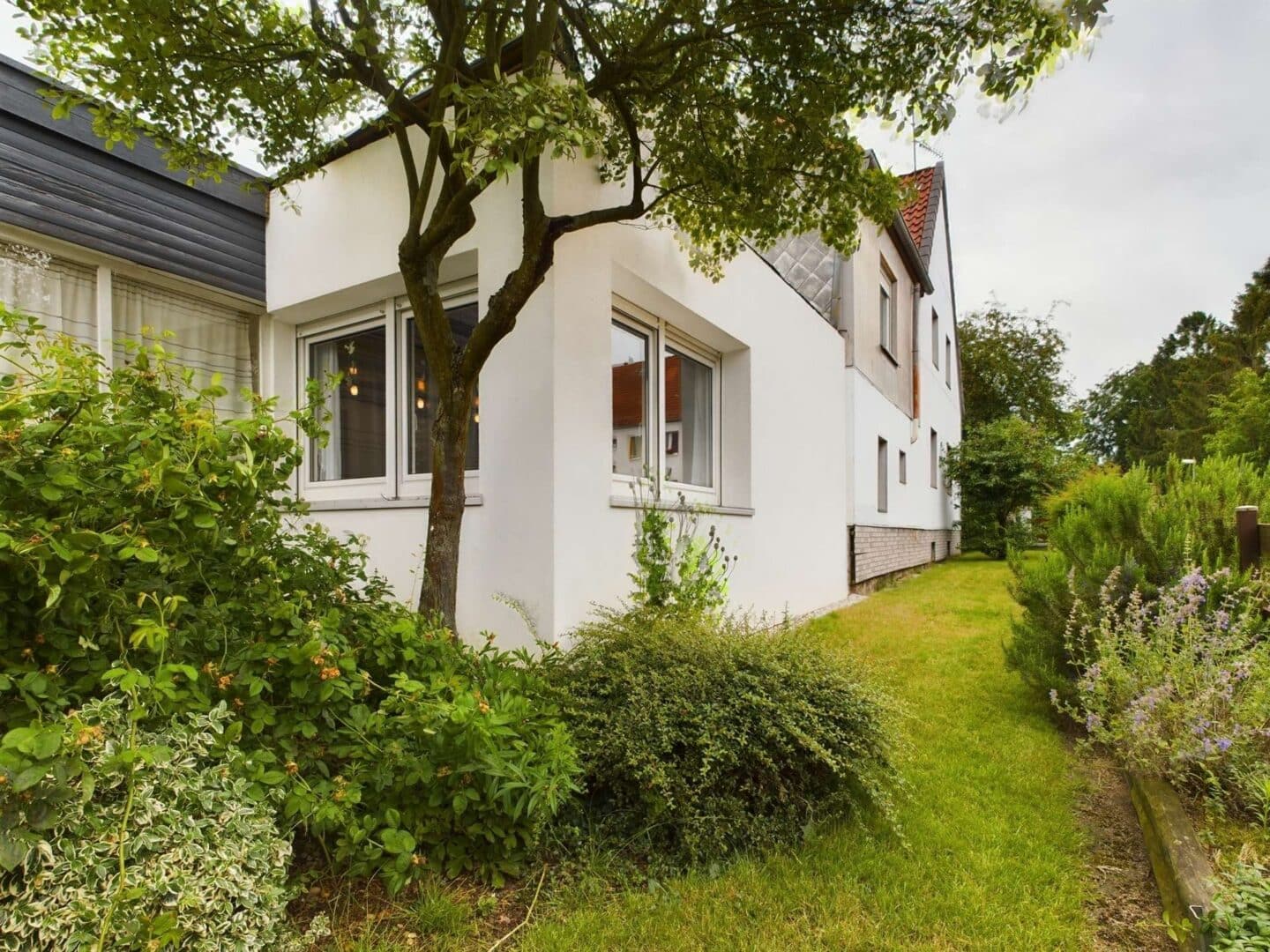 Ansicht Haus / Grünstreifen