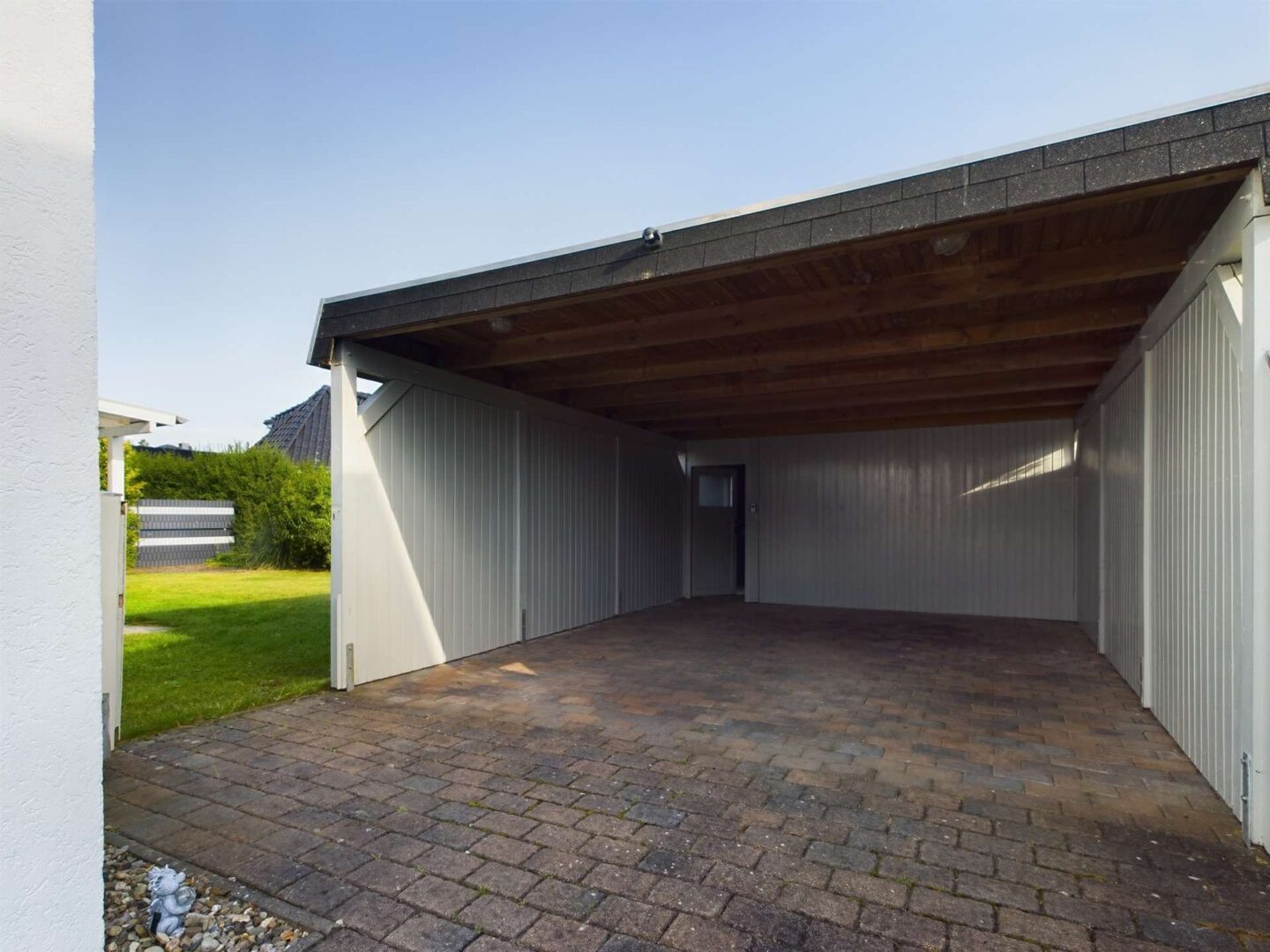 Carport. Zugang Garten
