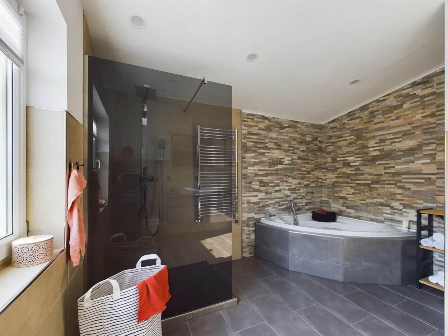 Badezimmer Dusche und Badewanne