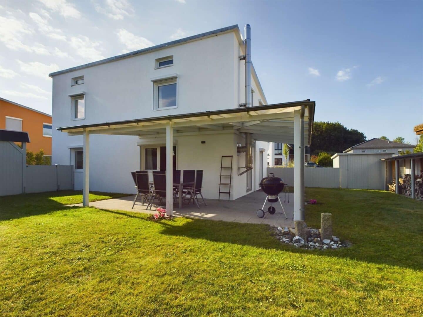 Hausansicht + Terrasse