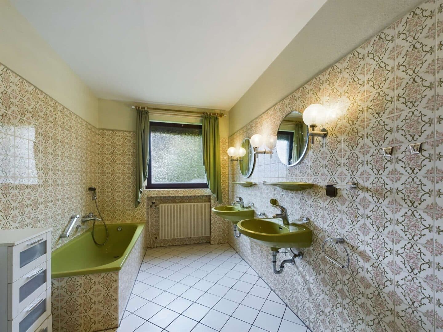 Bad mit Wanne