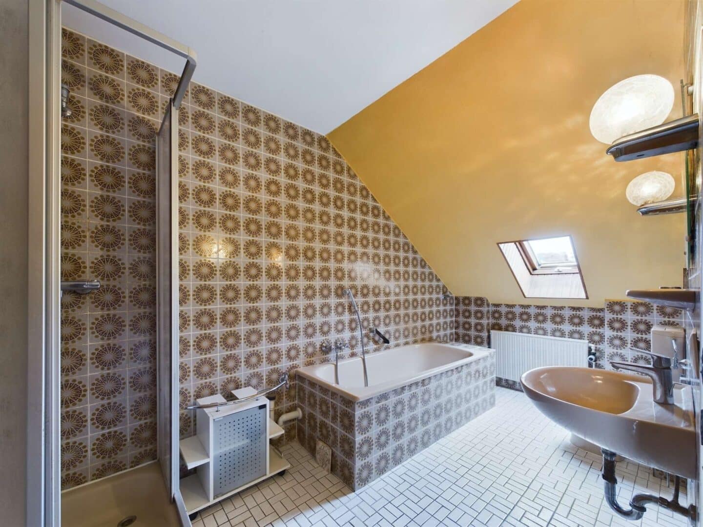 Bad mit Dusche und Wanne