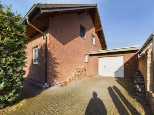 Hausansicht + Garage