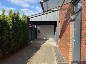 zum Carport - kurzer Weg