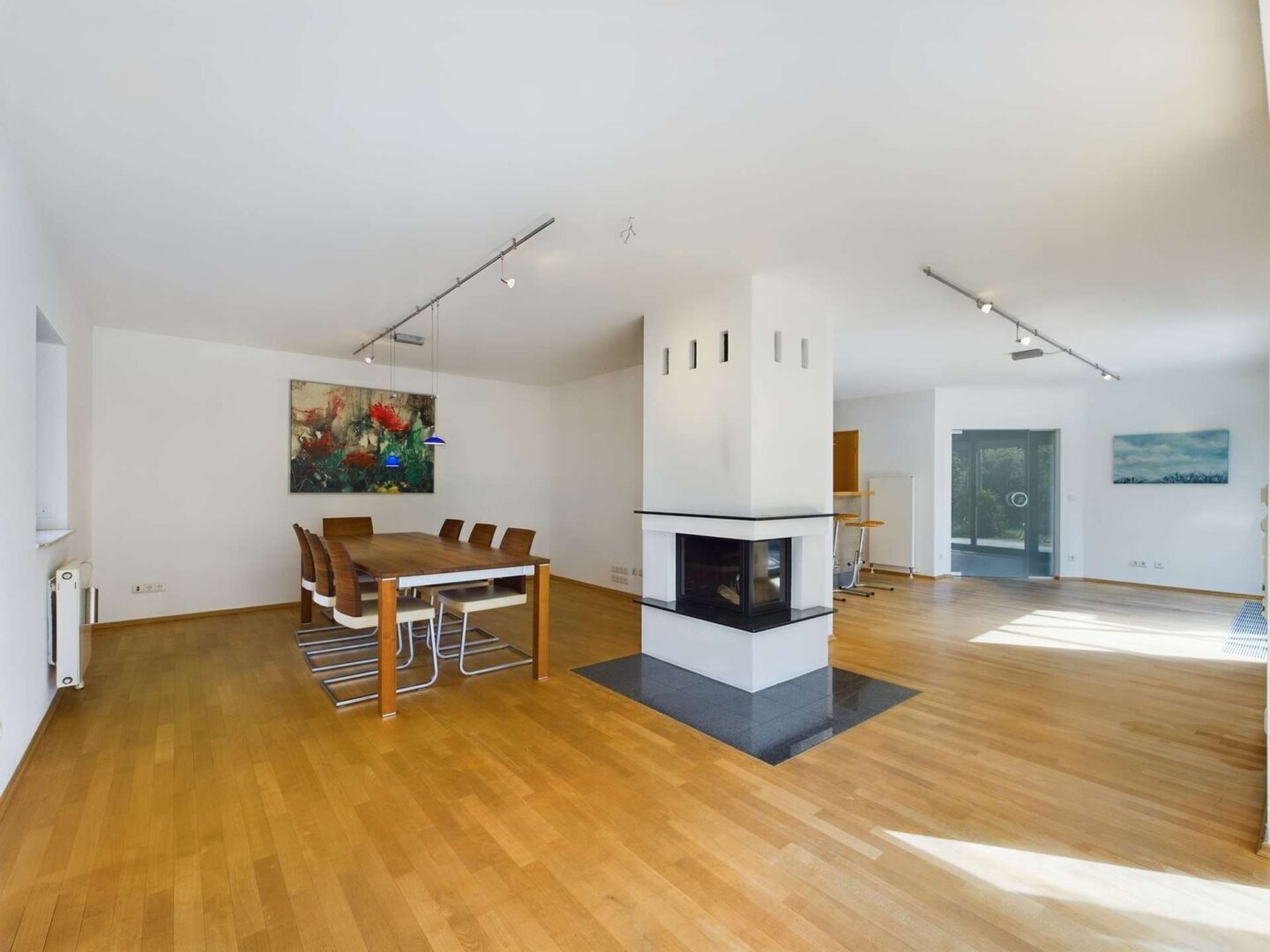 Essbereich mit Kamin