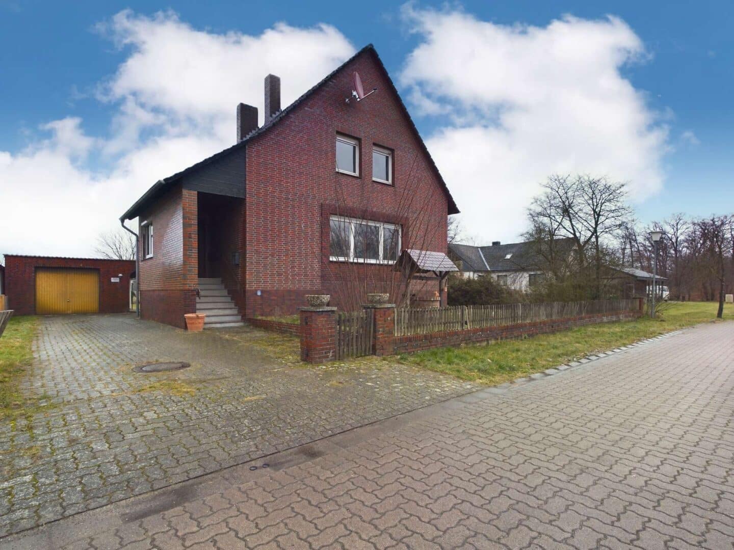 AUßENANSICHT STRAßE