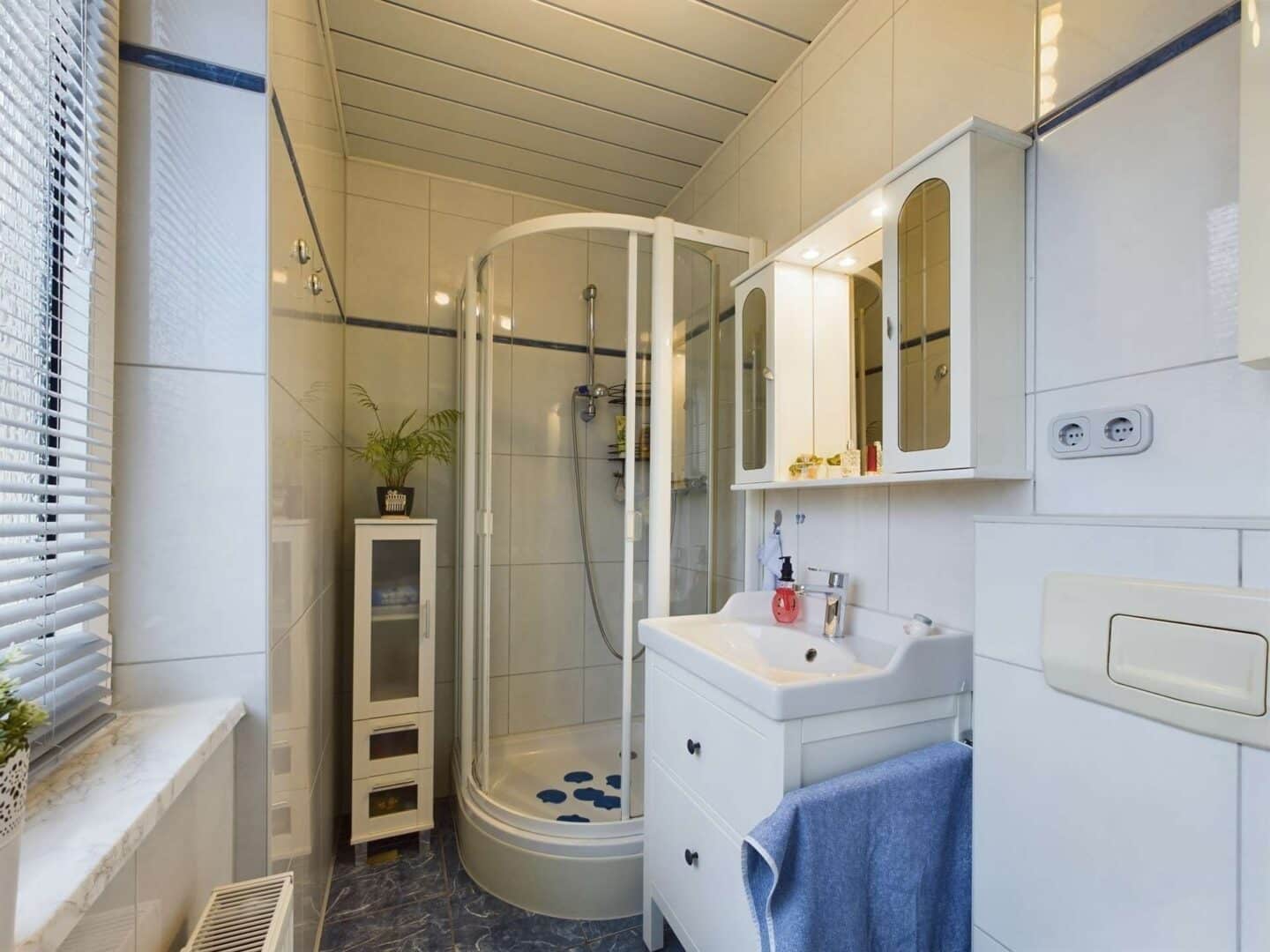 BADEZIMMER 1 UNTEN