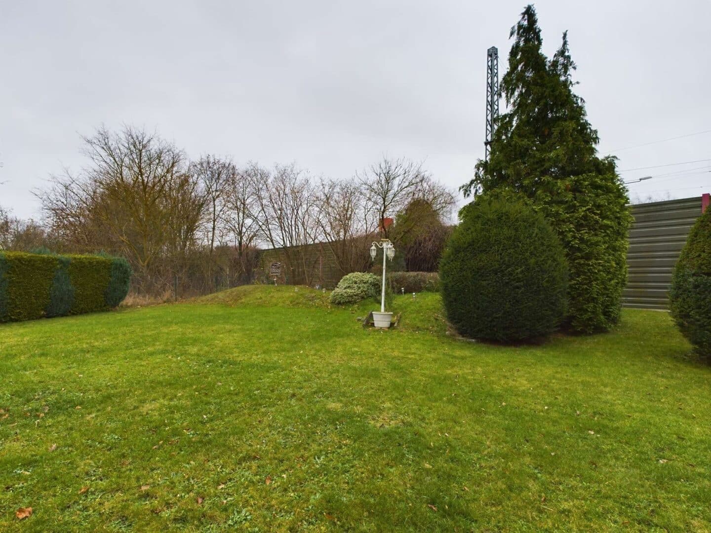 TEIL DES GARTENS + LÄRMSCHUTZWAND