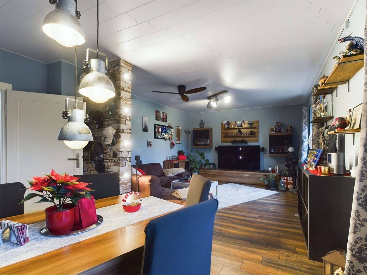 ESSZIMMER + BLICK INS WOHNZIMMER