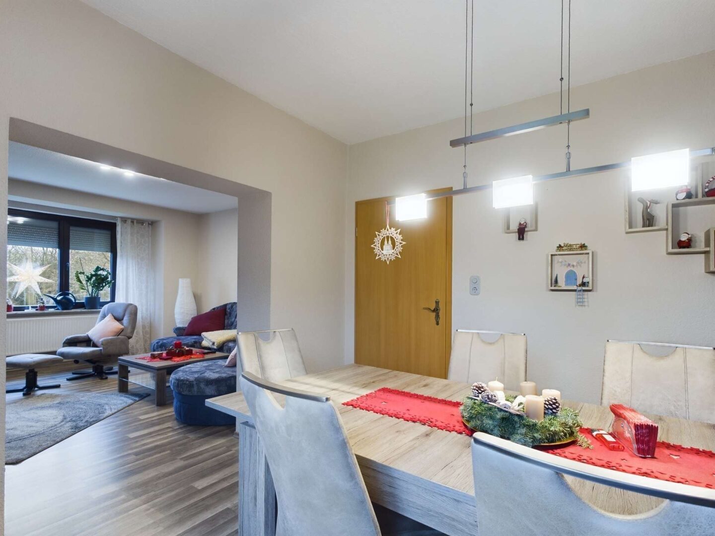 ESSZIMMER + BLICK INS WOHNZIMMER