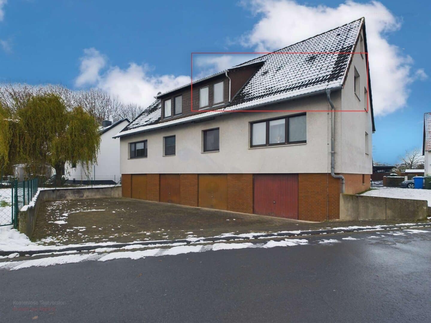 Aussenansicht mit Garagen