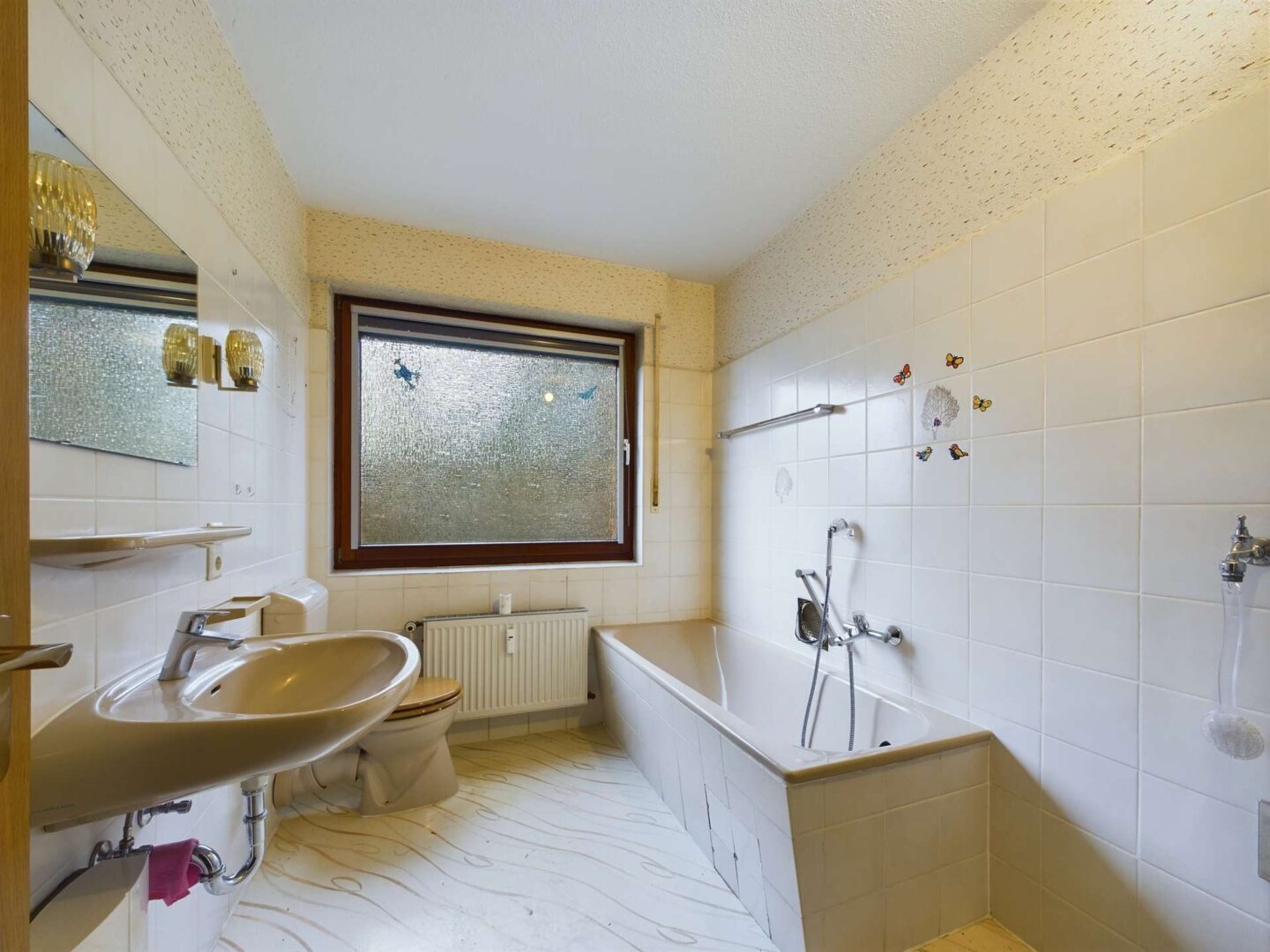 Tageslichtbadezimmer mit Wanne und Dusche