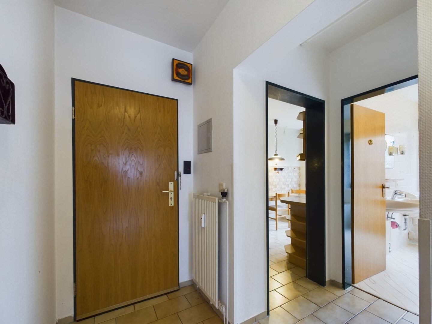 Eingangsbereich + Zugang Küche + Zugang Badezimmer