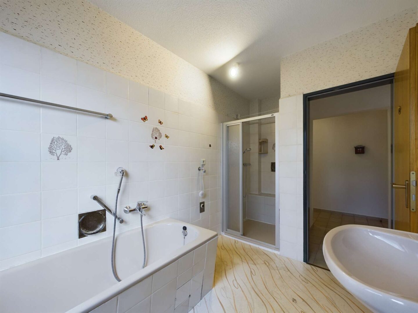 Tageslichtbadezimmer mit Wanne und Dusche