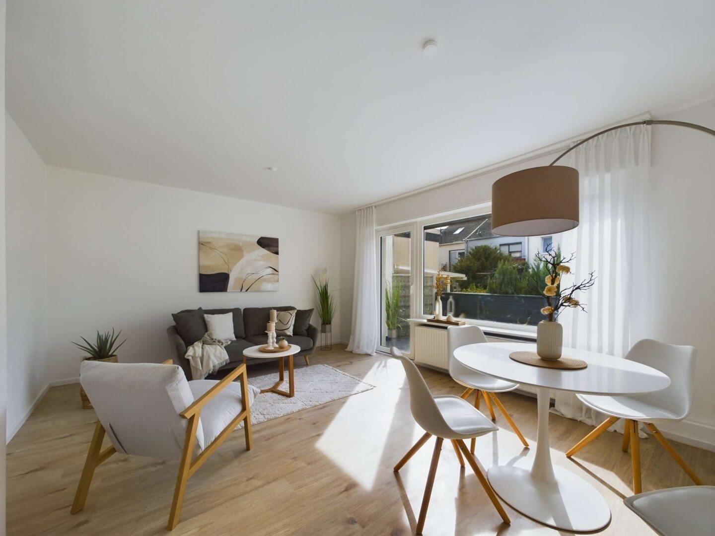 Wohnzimmer + weiterer Esstisch ( EG )