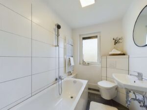 Tageslichtbad mit Badewanne (OG)