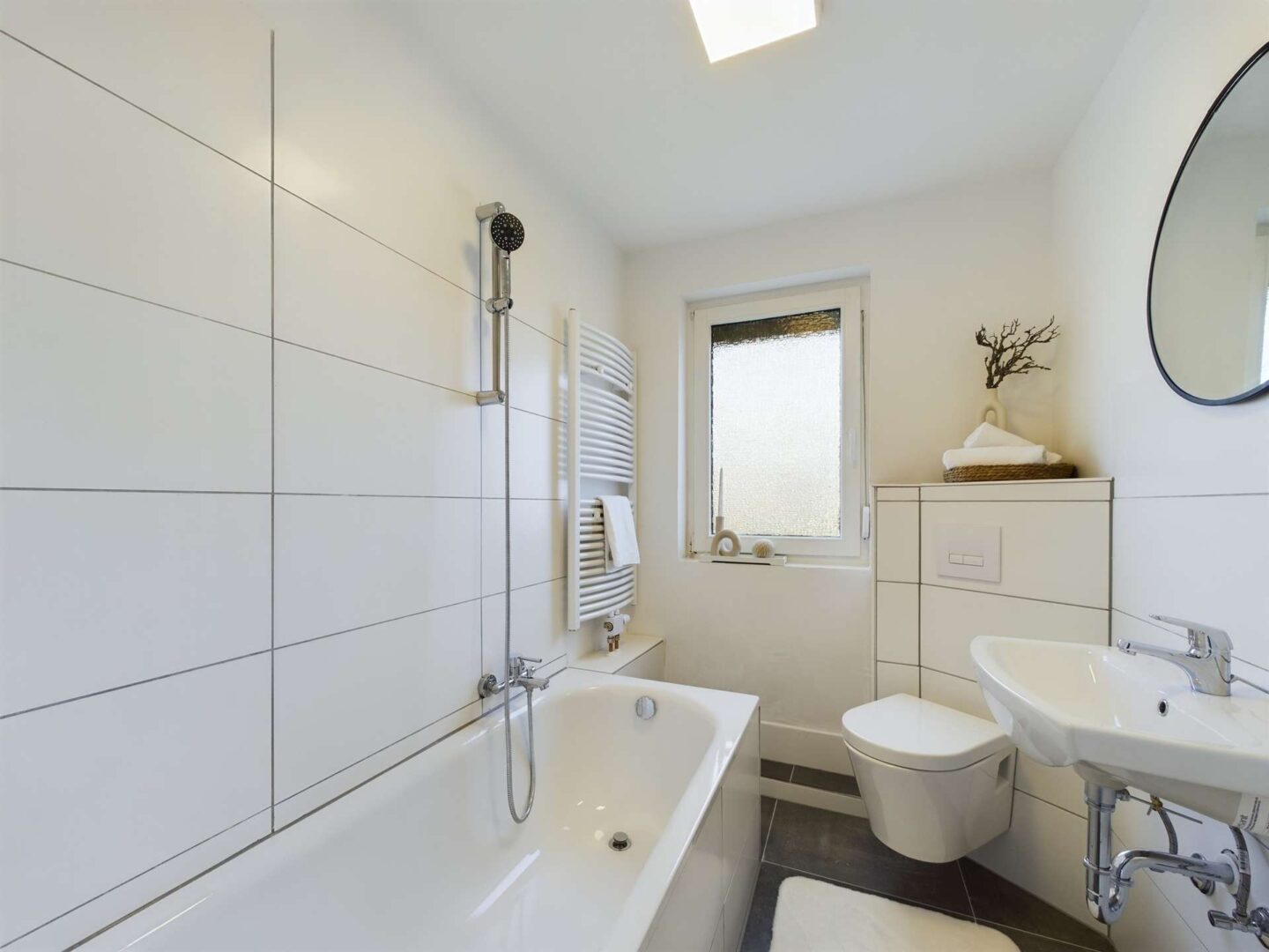 Tageslichtbad mit Badewanne (OG)
