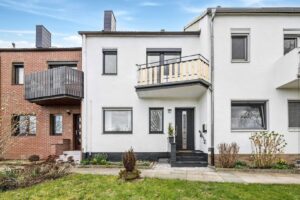 Aussenansicht + Eingang + Balkon