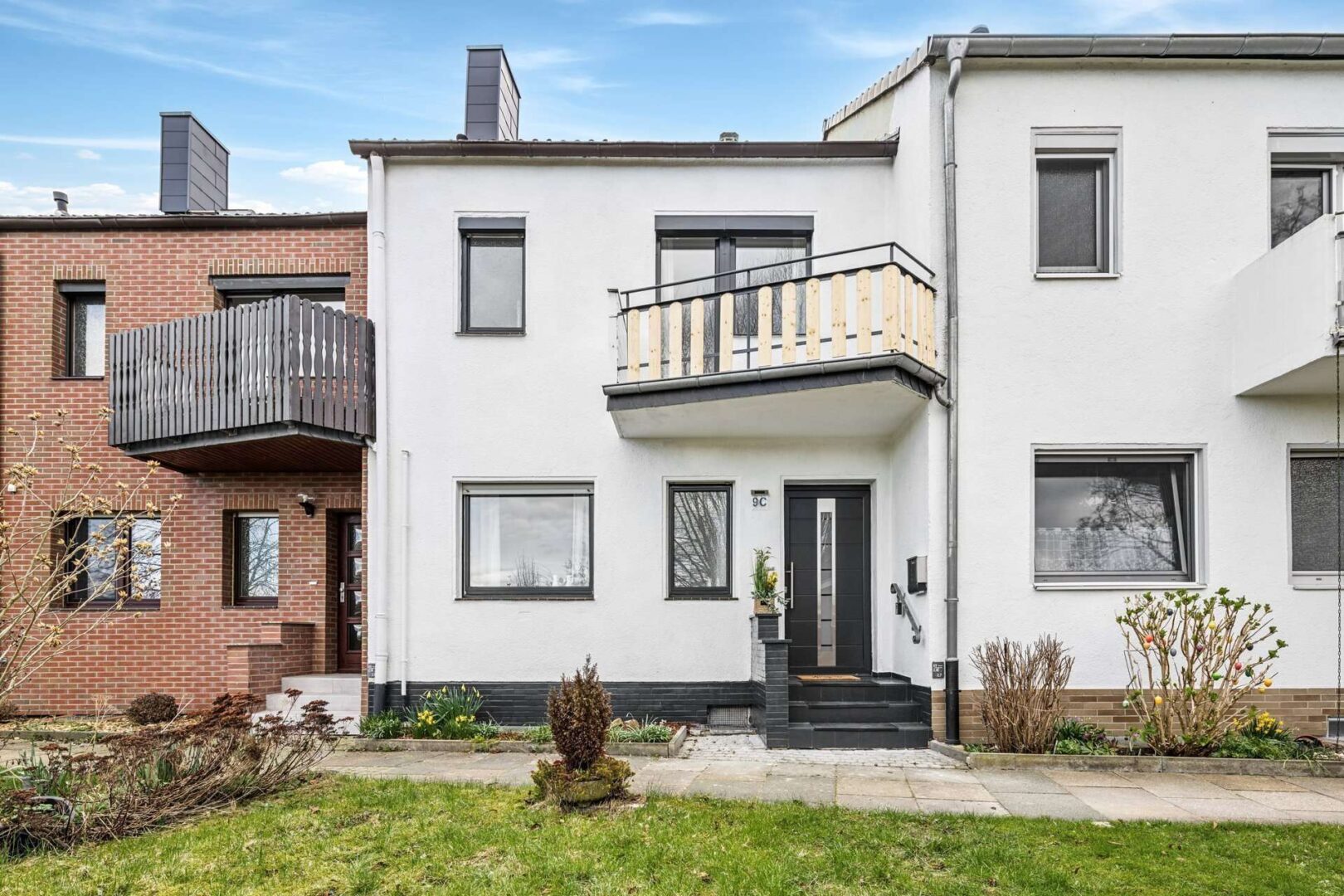 Aussenansicht + Eingang + Balkon