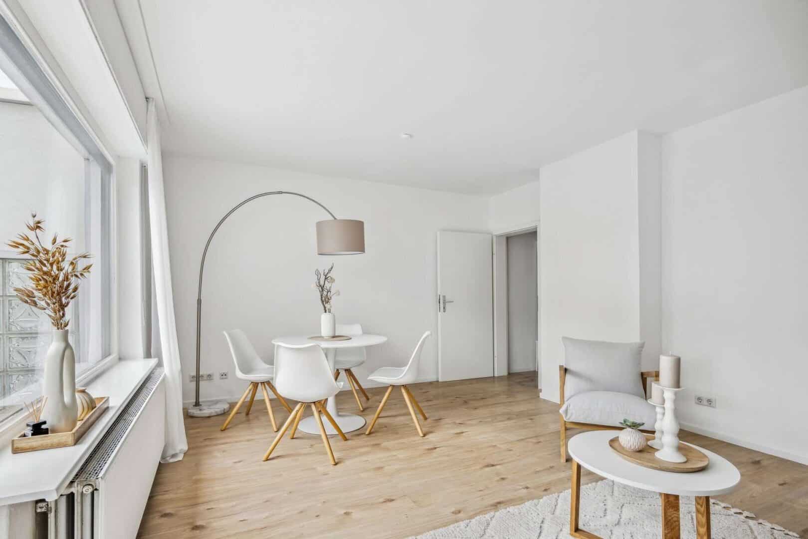 Wohnzimmer mit weiterem Esstisch (EG)