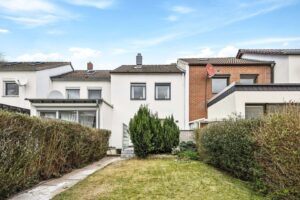Hausansicht und Garten