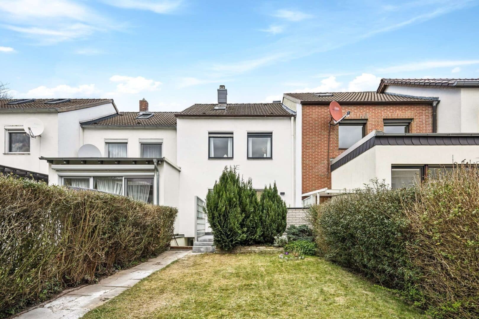 Hausansicht und Garten