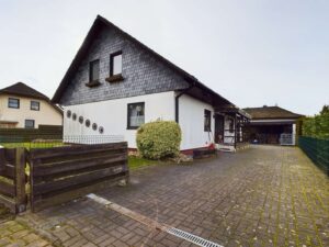 Gebäudeansicht + Einfahrt