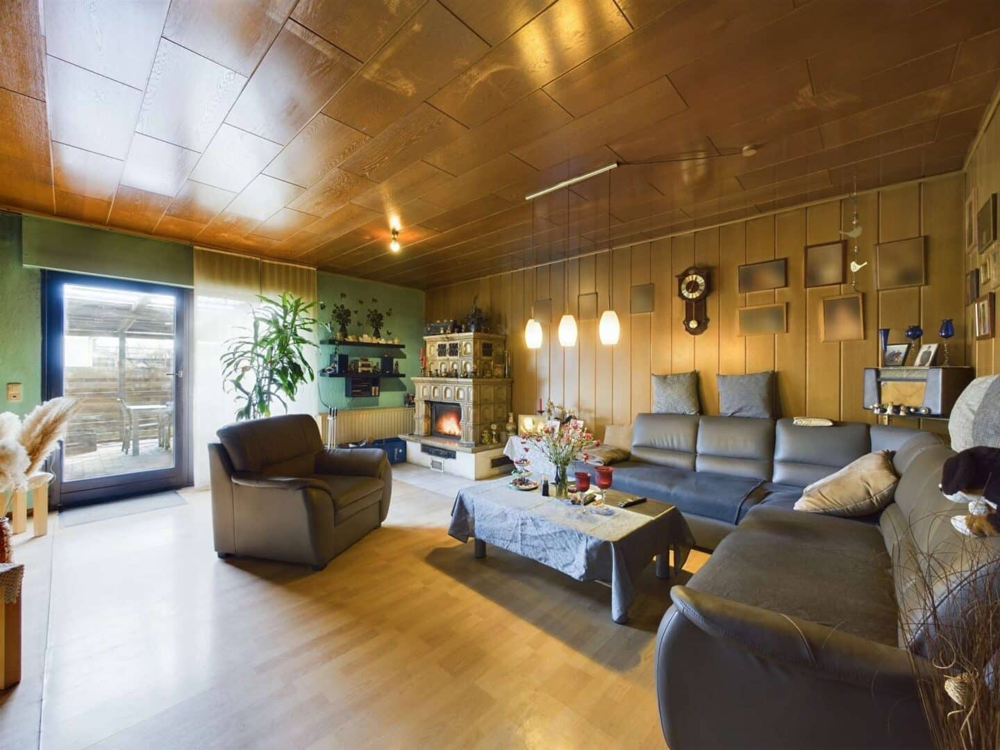 Wohnzimmer unten Bild 2 + Ofen + Terrassentür
