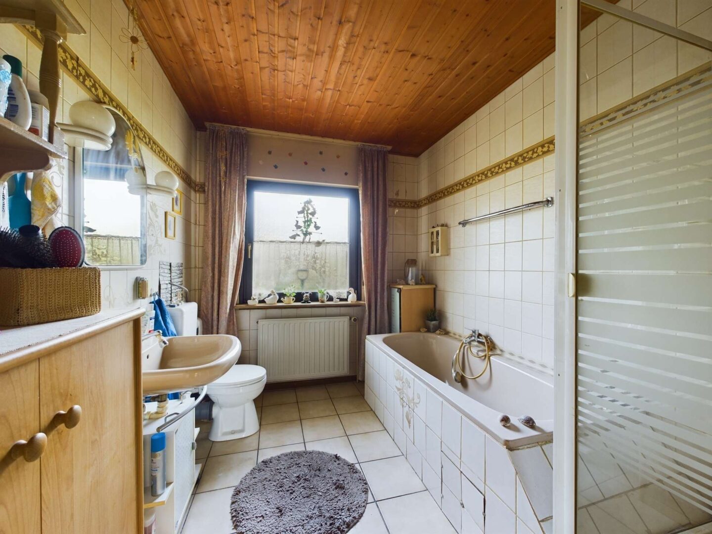 Badezimmer unten mit Wanne und Dusche
