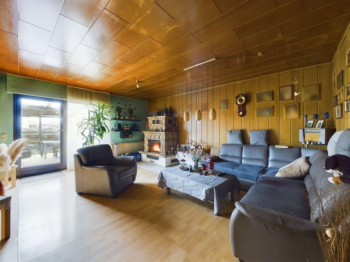 Wohnzimmer unten ( Es gibt ein Video bei Instagram )