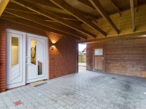 CARPORT MIT ZUGANG HAUS SCHUPPEN HINTERER GARTEN MIT TERRASSE 2 VON 2