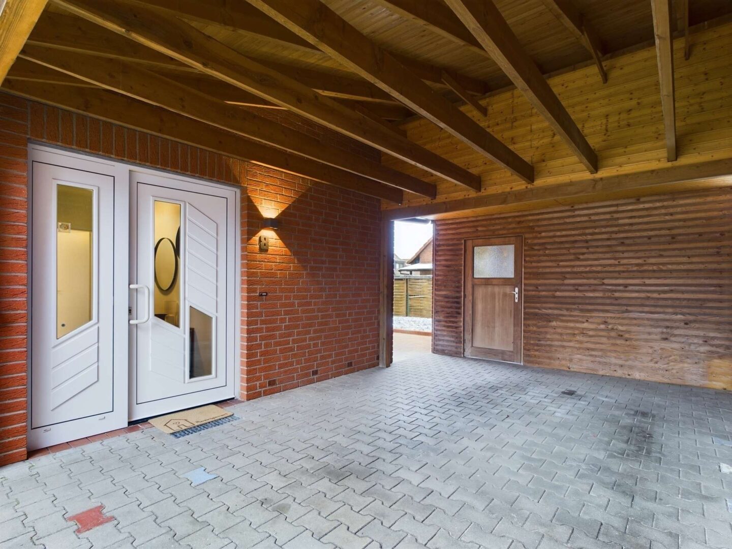 CARPORT MIT ZUGANG HAUS SCHUPPEN HINTERER GARTEN MIT TERRASSE 2 VON 2