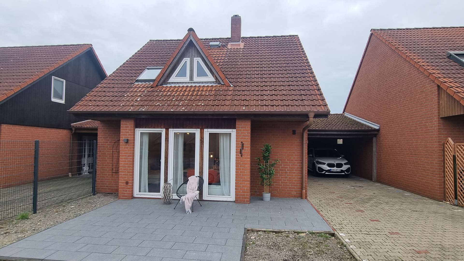 Außenansicht + Terrasse + Carport