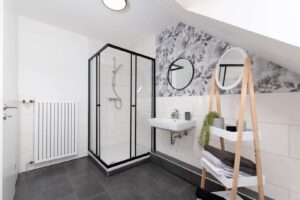 Tageslichtbadezimmer + Dusche ( oben )
