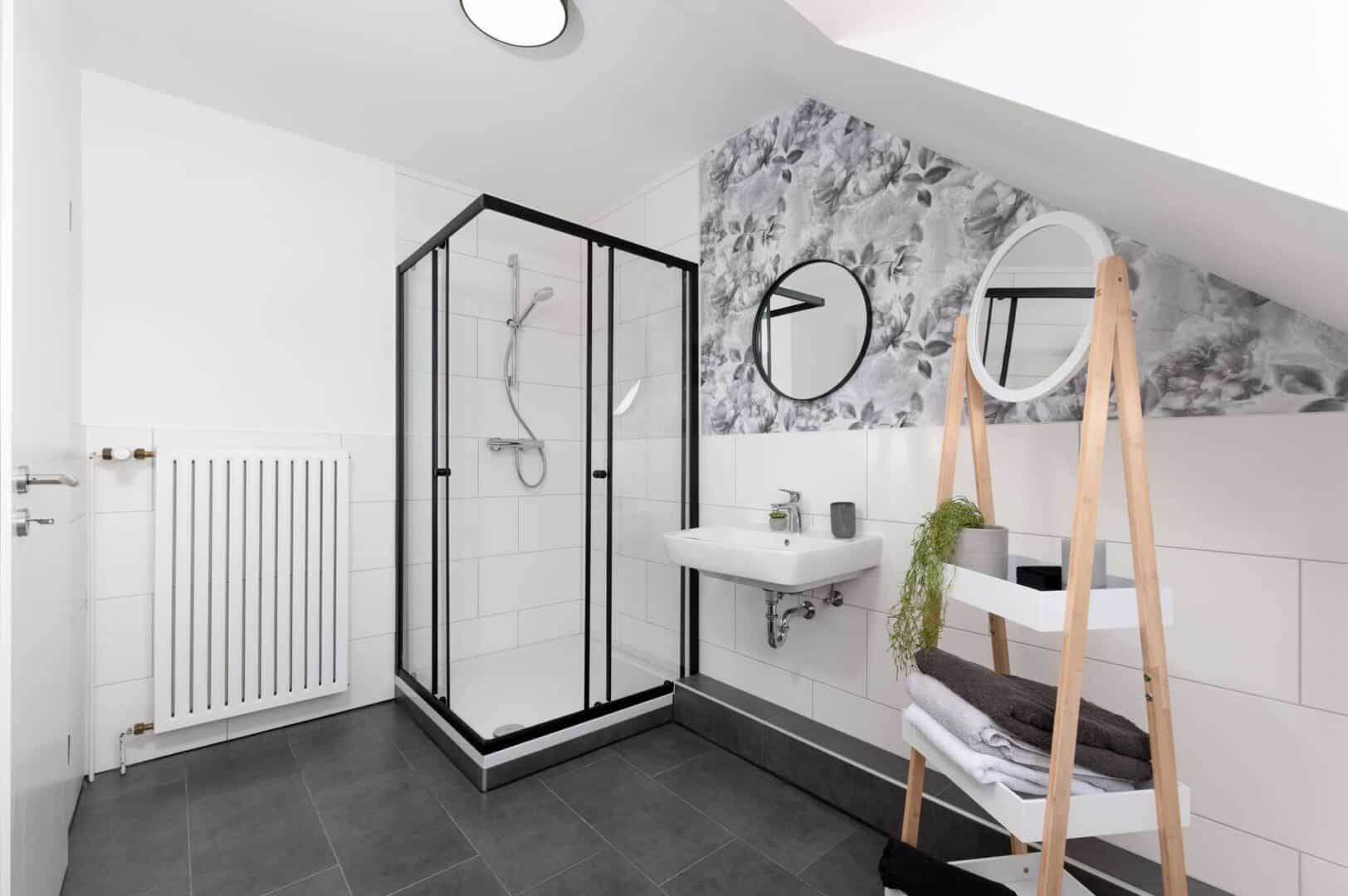 Tageslichtbadezimmer + Dusche ( oben )