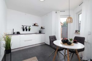 Küche + 1. Essbereich + Ausgang 2. Terrasse