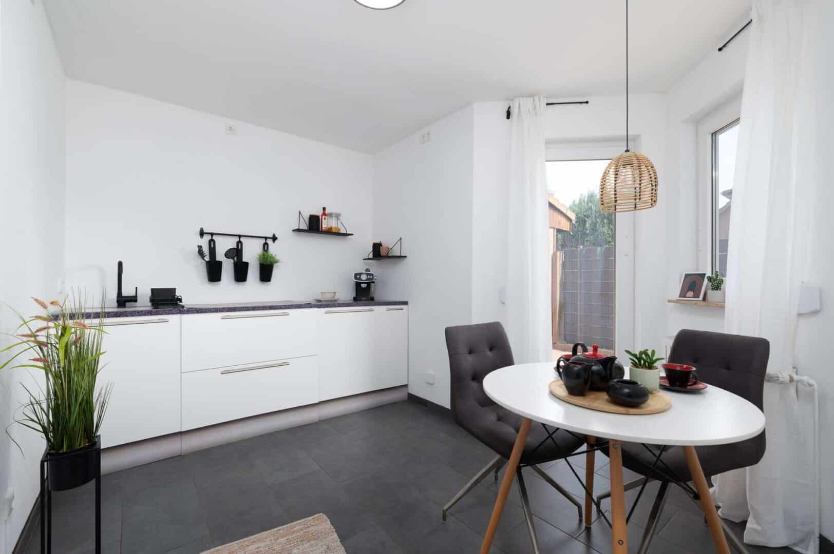 Küche + 1. Essbereich + Ausgang 2. Terrasse