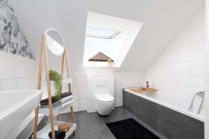 Tageslichtbadezimmer + Badewanne ( oben )