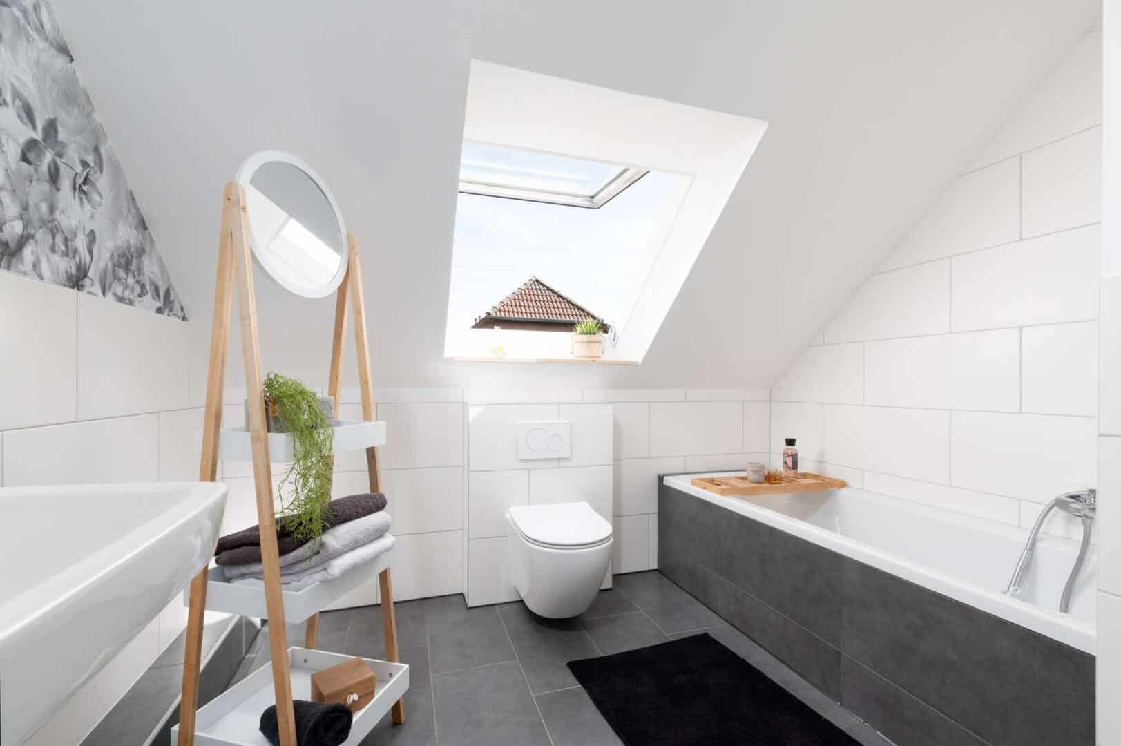 Tageslichtbadezimmer + Badewanne ( oben )